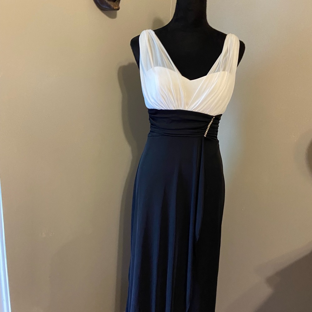 This is a DJ jazz long evening dress